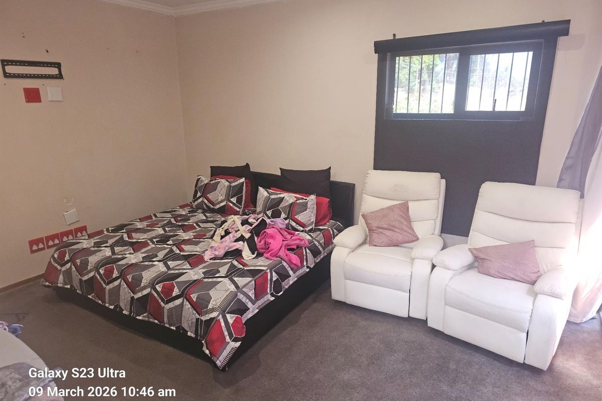 An Impeccably Maintained Family Residence with Private Cottage For Sale in Constantia Kloof - Photo 5