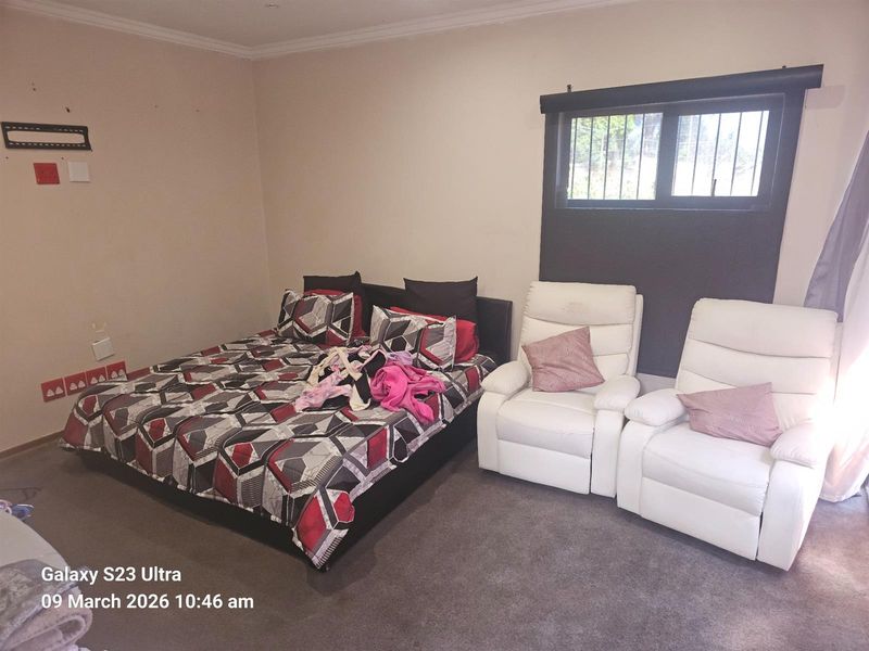 An Impeccably Maintained Family Residence with Private Cottage For Sale in Constantia Kloof - Photo 5