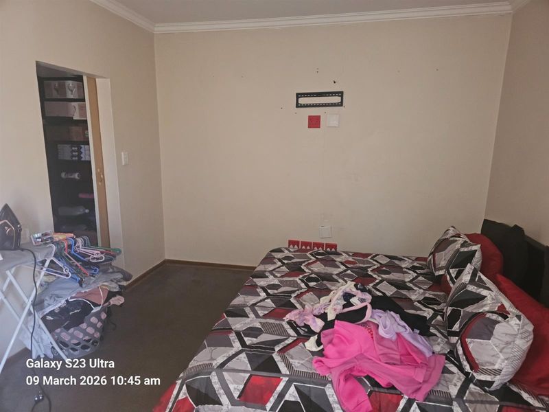 An Impeccably Maintained Family Residence with Private Cottage For Sale in Constantia Kloof - Photo 7