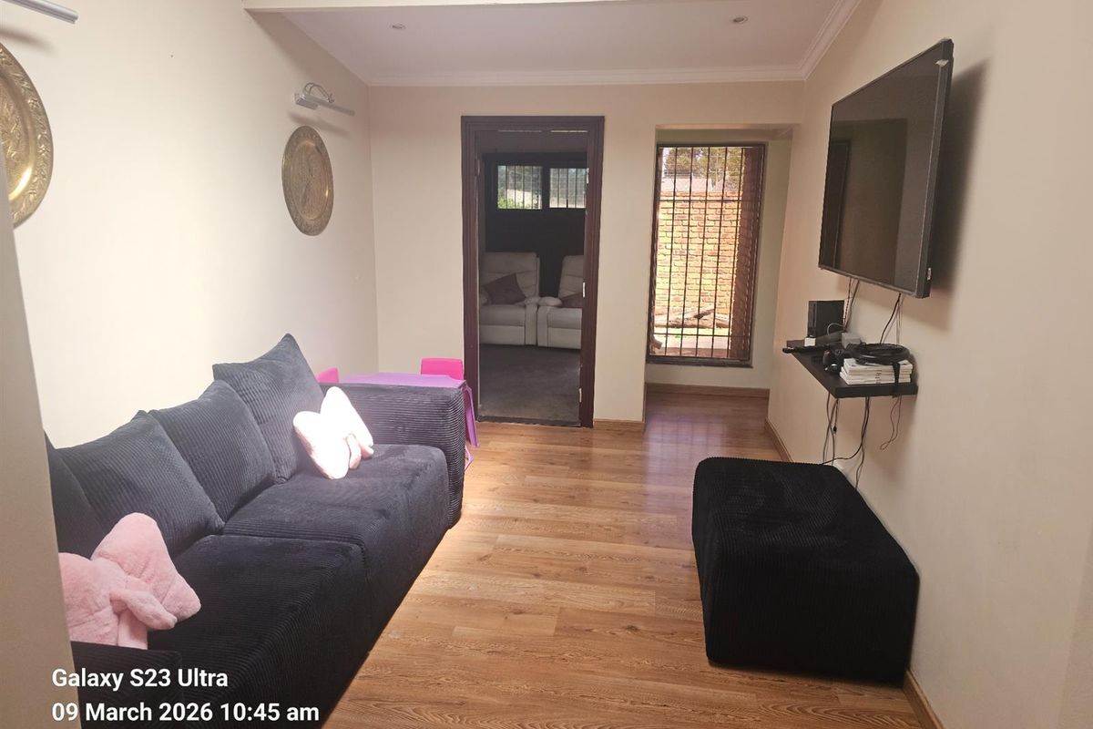 An Impeccably Maintained Family Residence with Private Cottage For Sale in Constantia Kloof - Photo 3