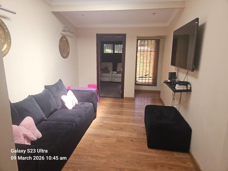 An Impeccably Maintained Family Residence with Private Cottage For Sale in Constantia Kloof - Photo 3