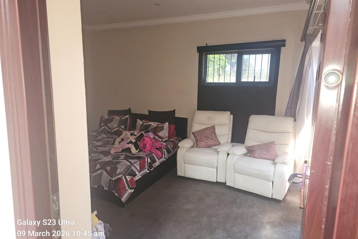 An Impeccably Maintained Family Residence with Private Cottage For Sale in Constantia Kloof - Photo 4