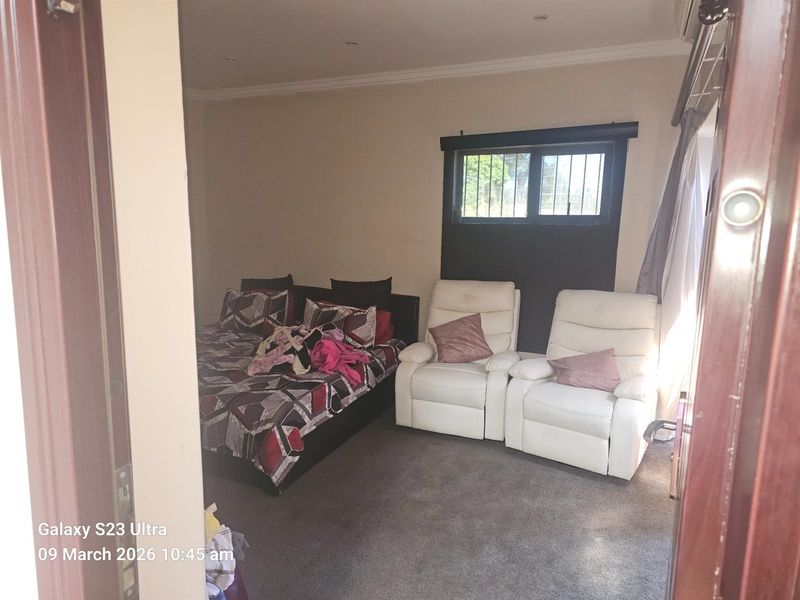 An Impeccably Maintained Family Residence with Private Cottage For Sale in Constantia Kloof - Photo 4