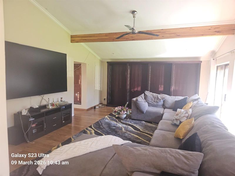 An Impeccably Maintained Family Residence with Private Cottage For Sale in Constantia Kloof - Photo 10