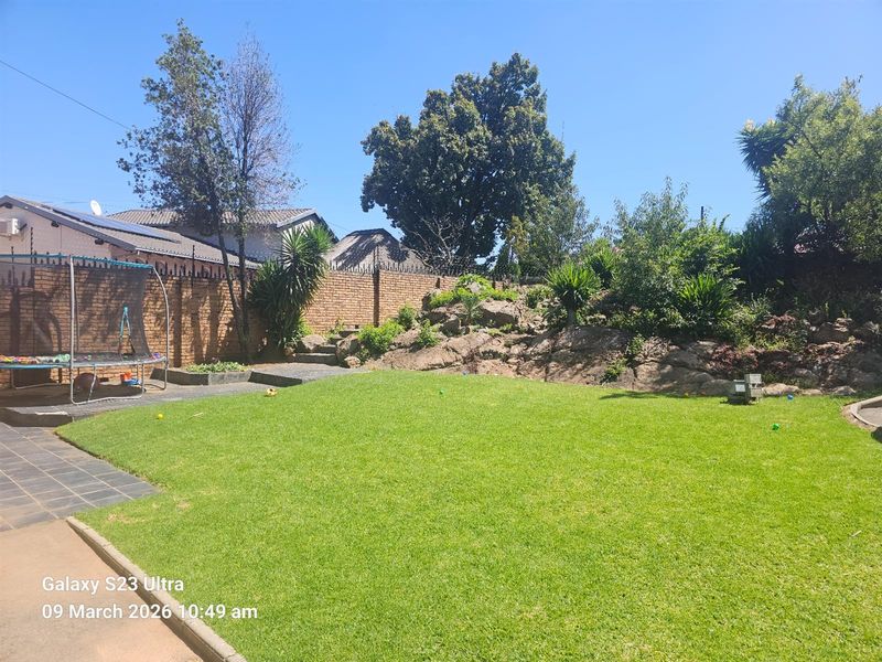 An Impeccably Maintained Family Residence with Private Cottage For Sale in Constantia Kloof - Photo 9