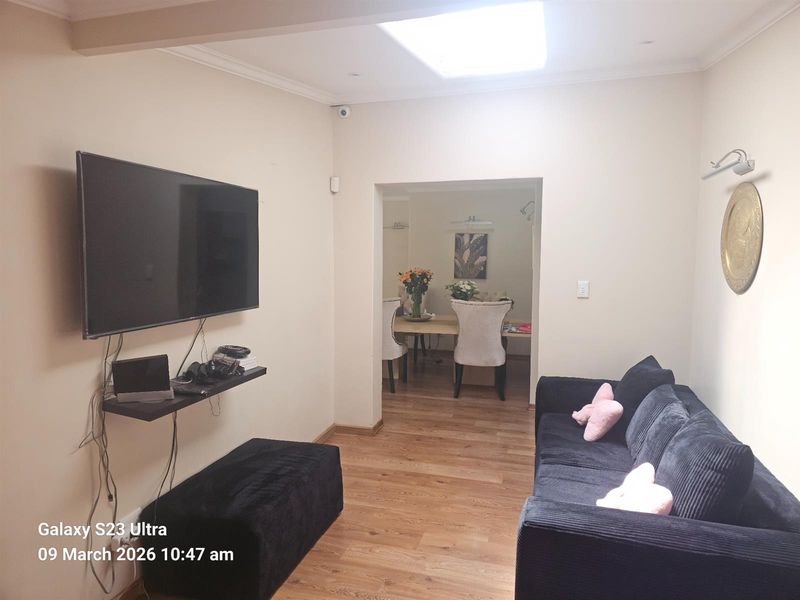 An Impeccably Maintained Family Residence with Private Cottage For Sale in Constantia Kloof - Photo 6