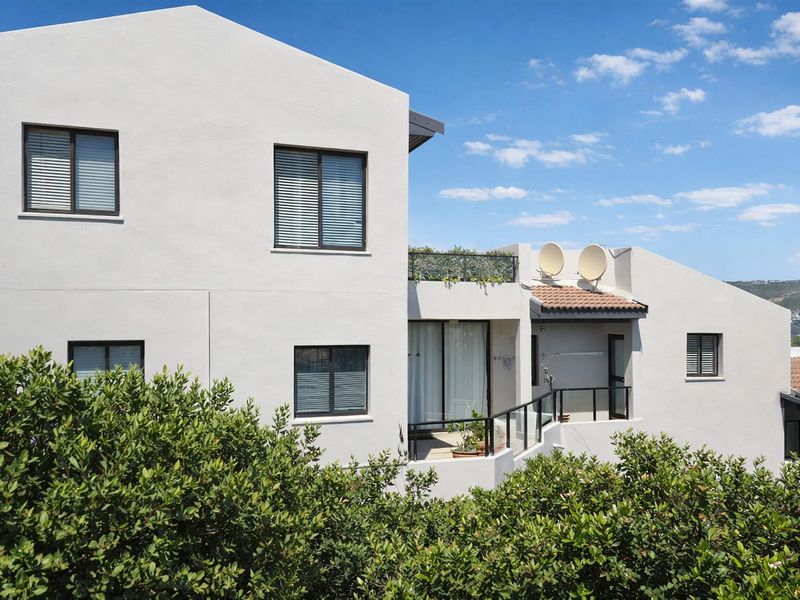 Modern Furnished 4-Bed Luxury Apartment with Robberg Reserve Views - Photo 8