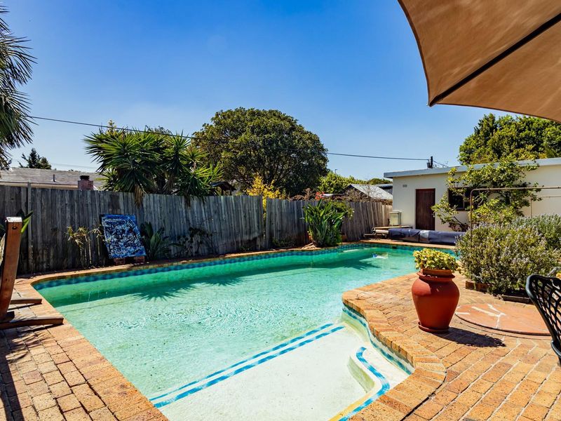 Spacious 4 Bedroom Home with Separate Flatlet, Pool, Solar on 1004sqm Stand - 2.6km from the Beach - Photo 4