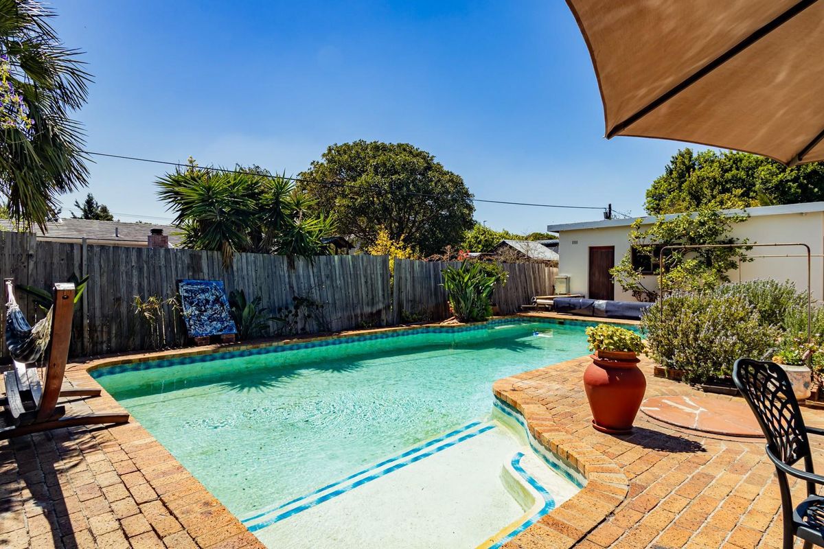 Spacious 4 Bedroom Home with Separate Flatlet, Pool, Solar on 1004sqm Stand - 2.6km from the Beach - Photo 4