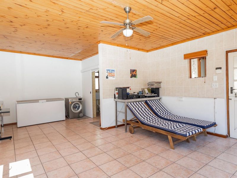 Spacious 4 Bedroom Home with Separate Flatlet, Pool, Solar on 1004sqm Stand - 2.6km from the Beach - Photo 10