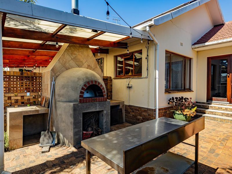 Spacious 4 Bedroom Home with Separate Flatlet, Pool, Solar on 1004sqm Stand - 2.6km from the Beach - Photo 9