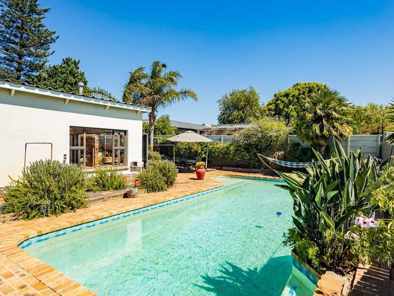 Spacious 4 Bedroom Home with Separate Flatlet, Pool, Solar on 1004sqm Stand - 2.6km from the Beach - Photo 5