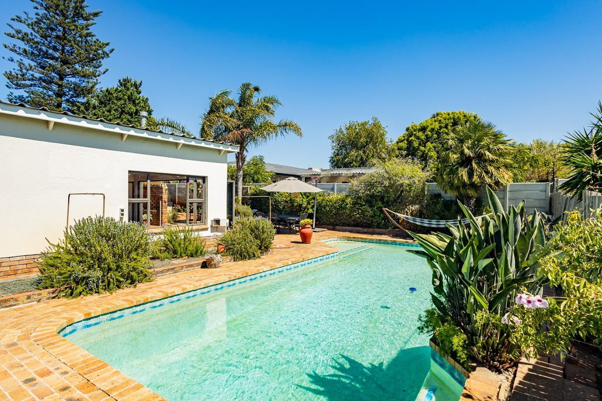 Spacious 4 Bedroom Home with Separate Flatlet, Pool, Solar on 1004sqm Stand - 2.6km from the Beach - Photo 5