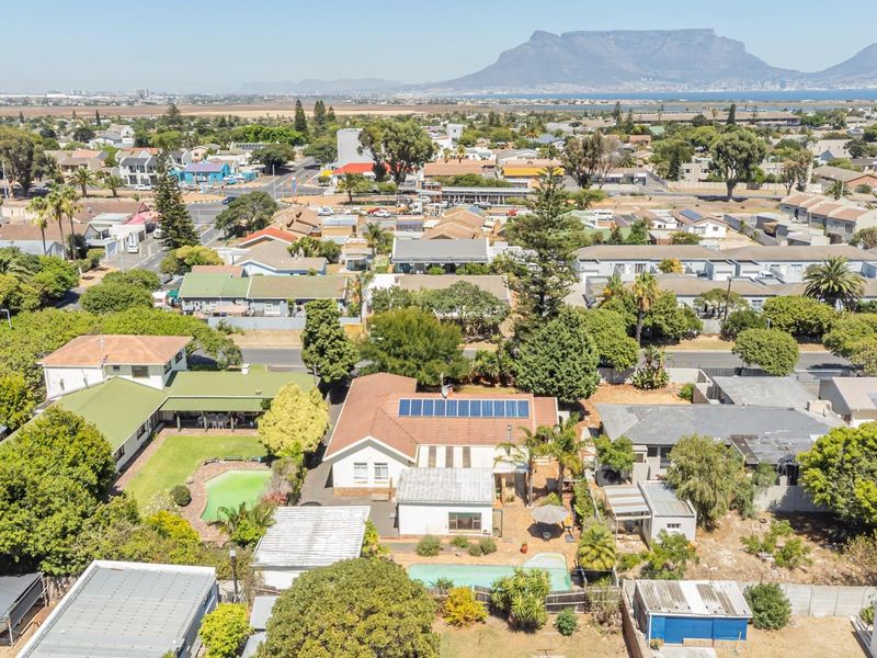 Spacious 4 Bedroom Home with Separate Flatlet, Pool, Solar on 1004sqm Stand - 2.6km from the Beach - Photo 2