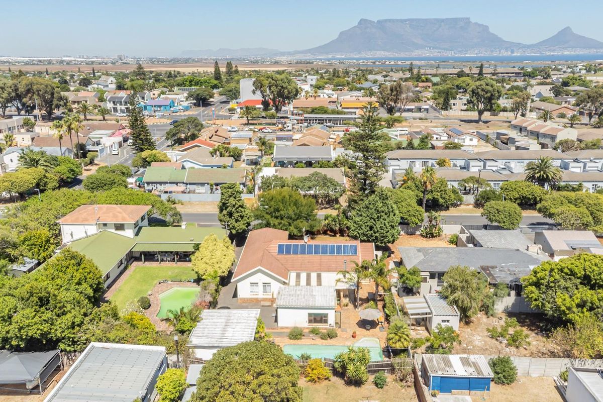 Spacious 4 Bedroom Home with Separate Flatlet, Pool, Solar on 1004sqm Stand - 2.6km from the Beach - Photo 2