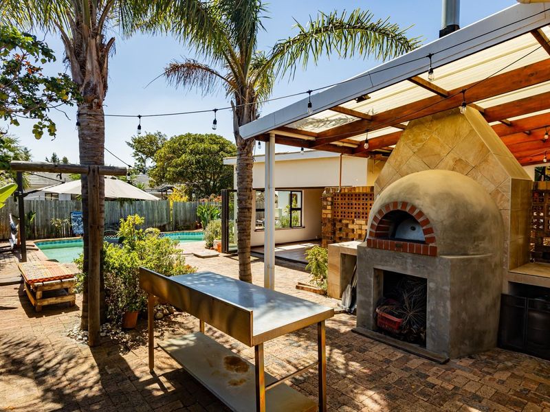 Spacious 4 Bedroom Home with Separate Flatlet, Pool, Solar on 1004sqm Stand - 2.6km from the Beach - Photo 8