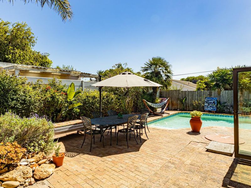 Spacious 4 Bedroom Home with Separate Flatlet, Pool, Solar on 1004sqm Stand - 2.6km from the Beach - Photo 7