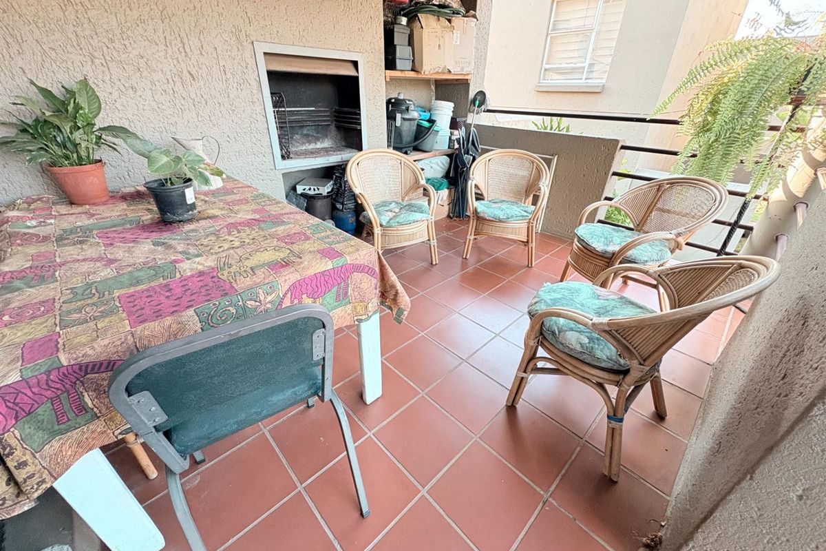 Ground Floor Corner apartment in tranquil complex - Photo 4