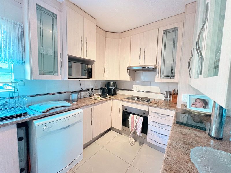 Ground Floor Corner apartment in tranquil complex - Photo 7