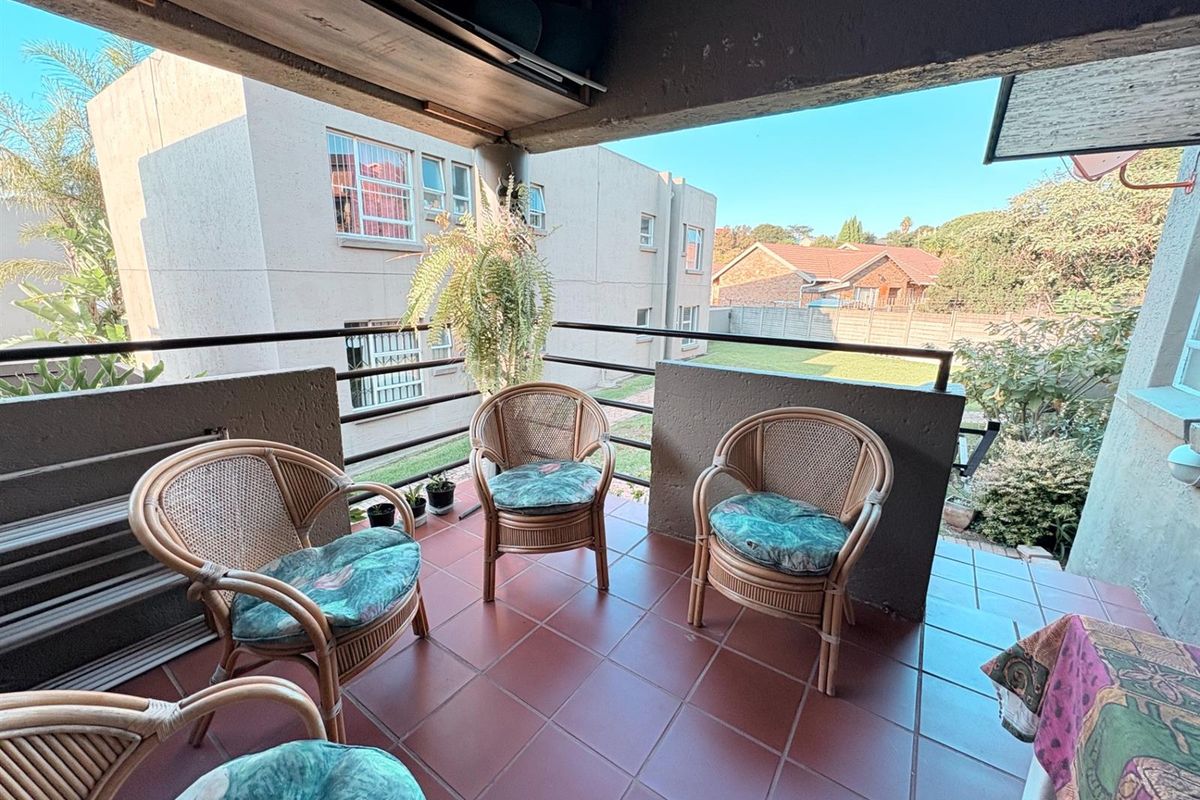 Ground Floor Corner apartment in tranquil complex - Photo 3