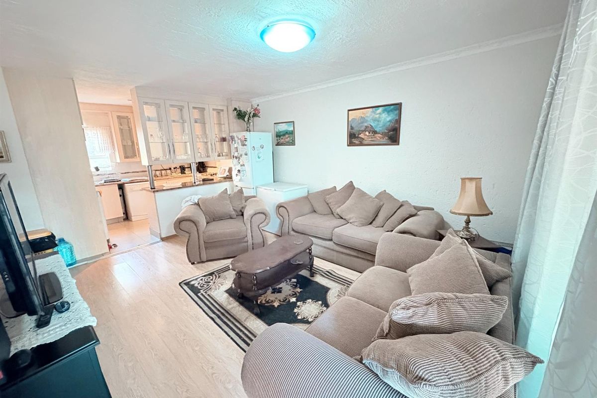 Ground Floor Corner apartment in tranquil complex - Photo 5