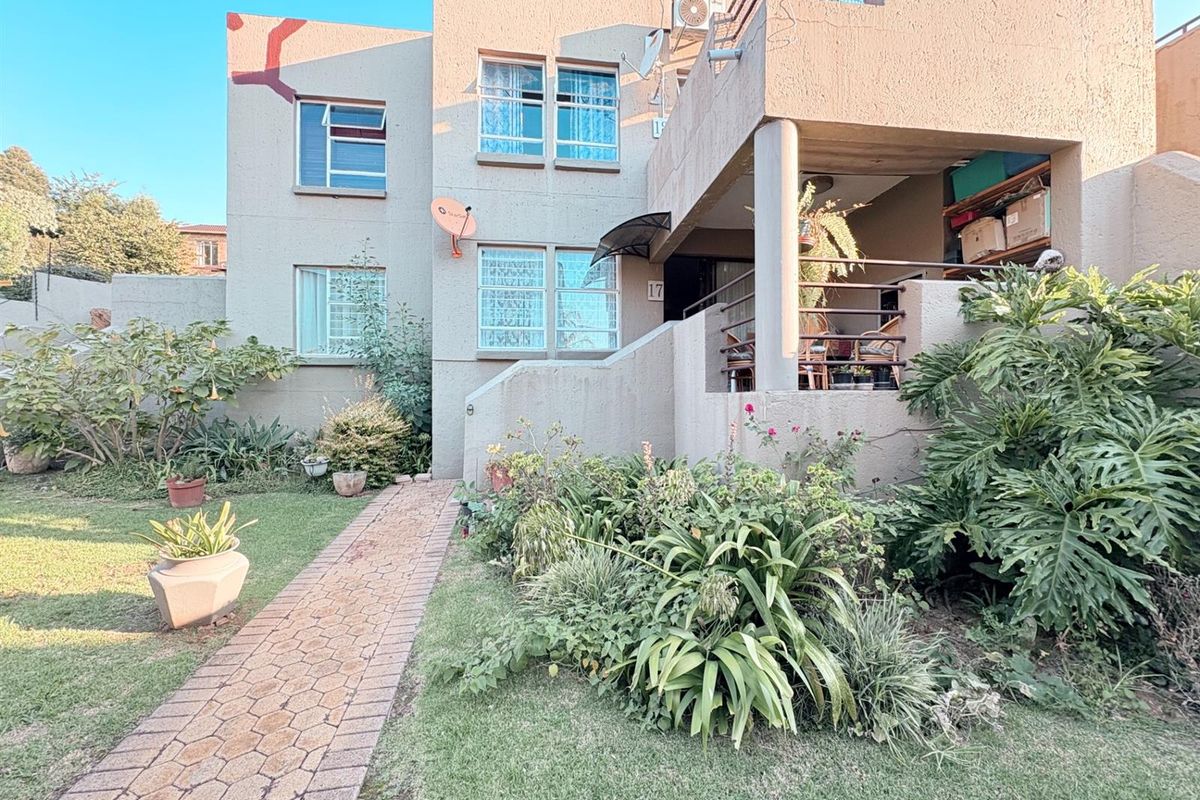 Ground Floor Corner apartment in tranquil complex - Photo 2