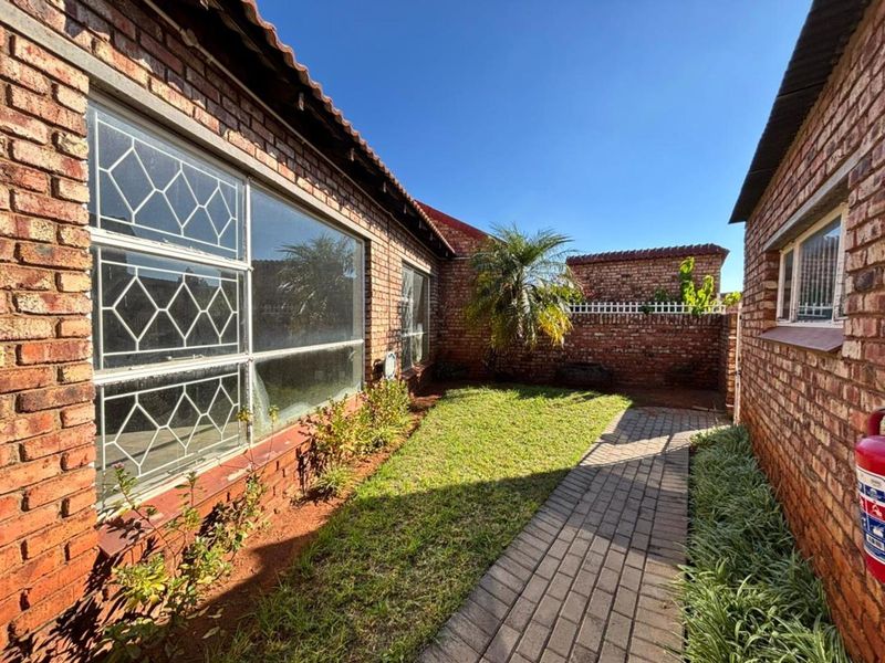 Your Modern Sanctuary: Effortless Living in a Secure Haven in New Park, Kimberley - Photo 2