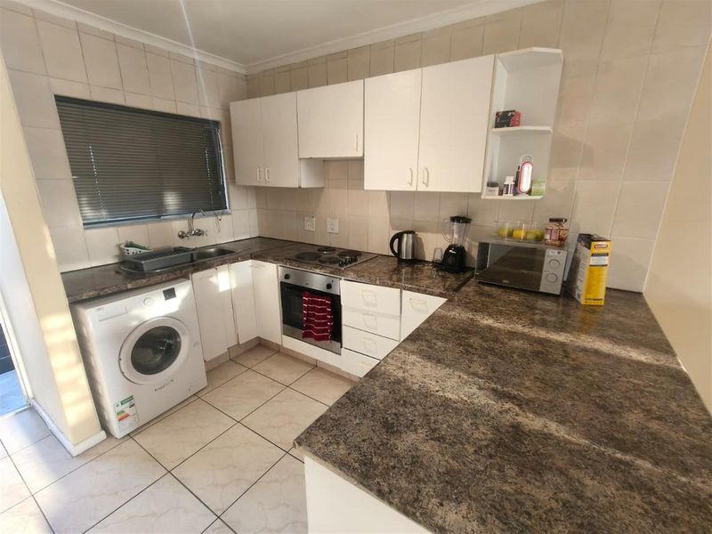 Stunning 2 bedroom unit for long term rent - Photo 4