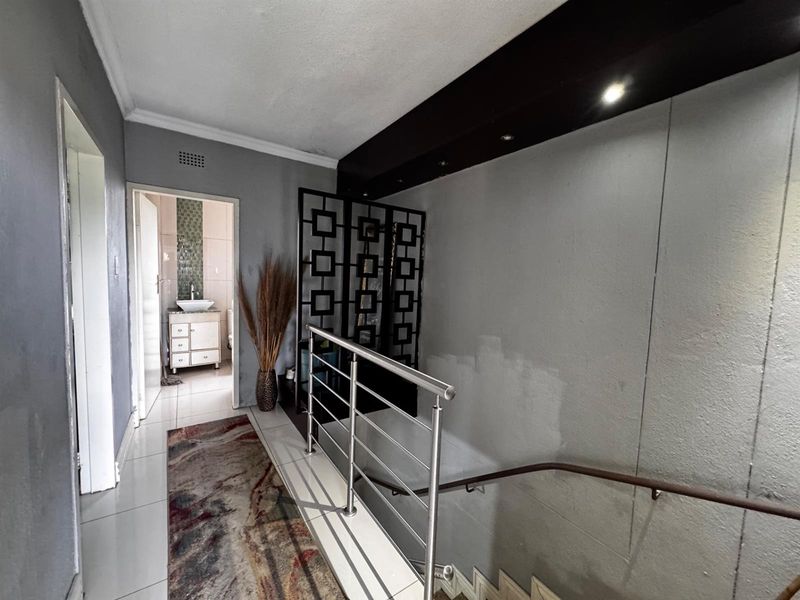 Charming Duplex with Private Garden in Blackheath - Full of Potential - Photo 8