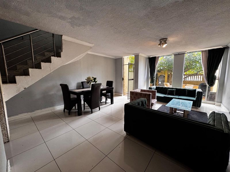 Charming Duplex with Private Garden in Blackheath - Full of Potential - Photo 2