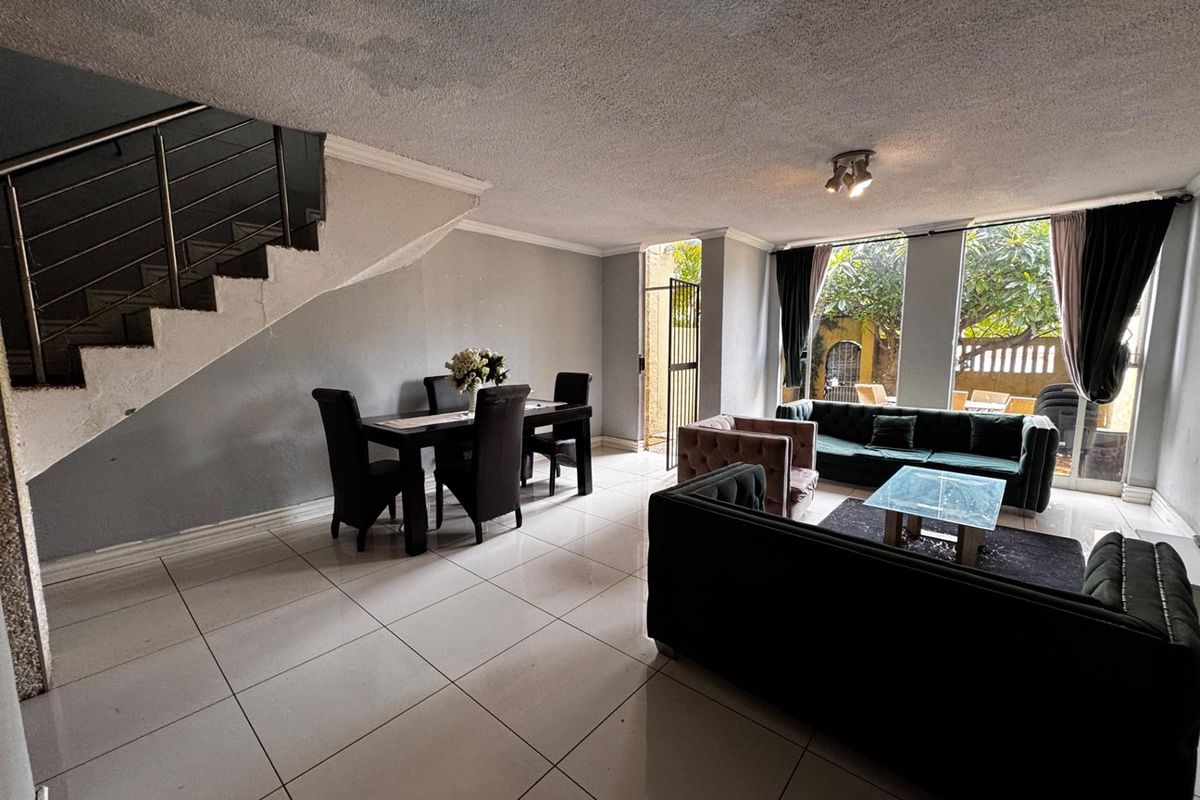 Charming Duplex with Private Garden in Blackheath - Full of Potential - Photo 2