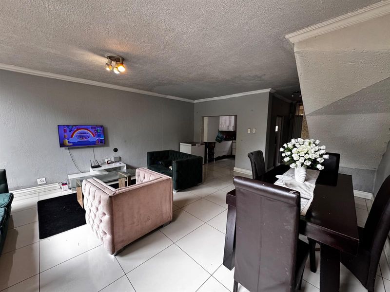 Charming Duplex with Private Garden in Blackheath - Full of Potential - Photo 4