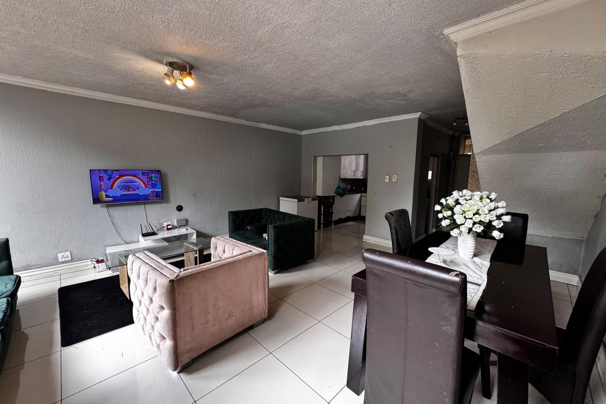 Charming Duplex with Private Garden in Blackheath - Full of Potential - Photo 4