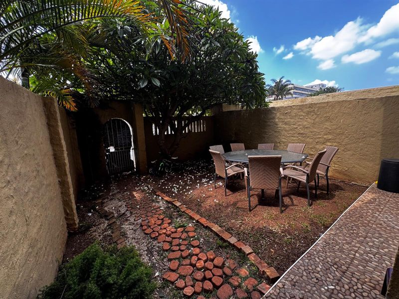 Charming Duplex with Private Garden in Blackheath - Full of Potential - Photo 1