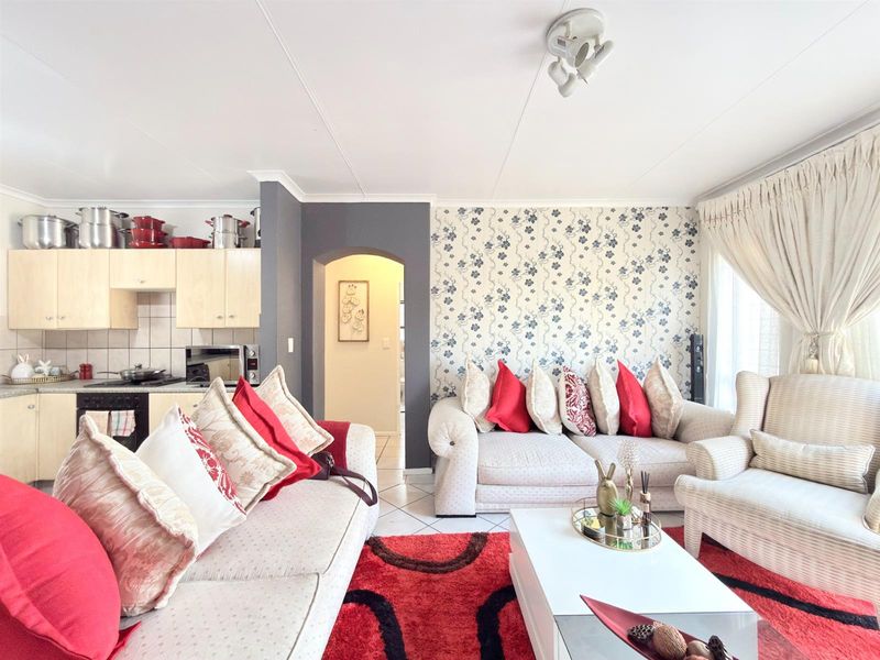 2 Bedroom Apartment in Fourways Priced to sell! - Photo 9