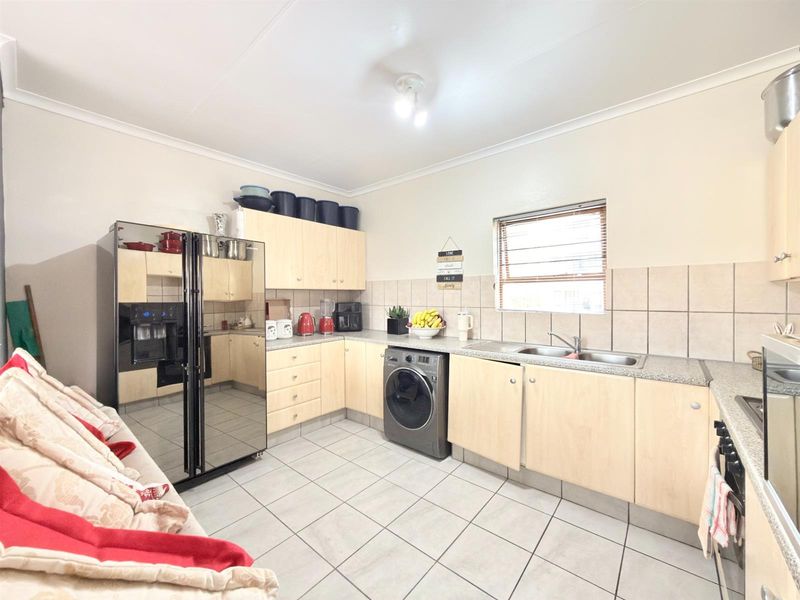 2 Bedroom Apartment in Fourways Priced to sell! - Photo 4