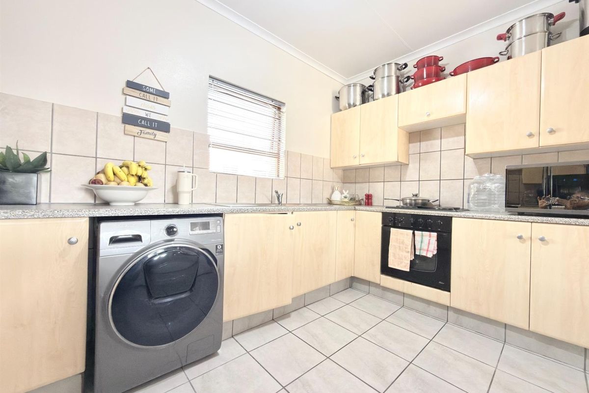 2 Bedroom Apartment in Fourways Priced to sell! - Photo 3