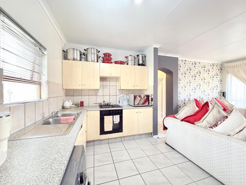 2 Bedroom Apartment in Fourways Priced to sell! - Photo 5