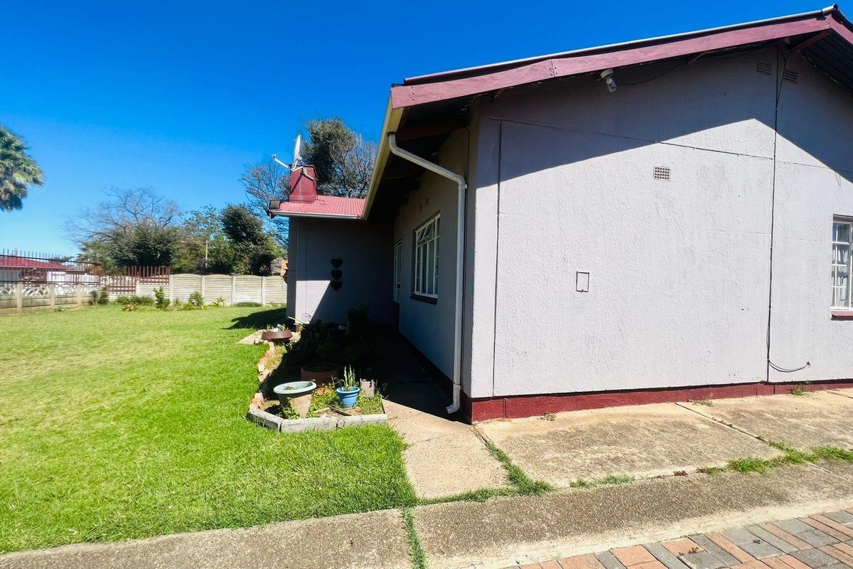 House For Sale in Vanderbijlpark, SE 1 - Photo 2