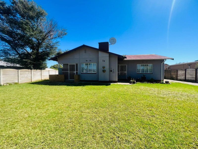 House For Sale in Vanderbijlpark, SE 1 - Photo 1