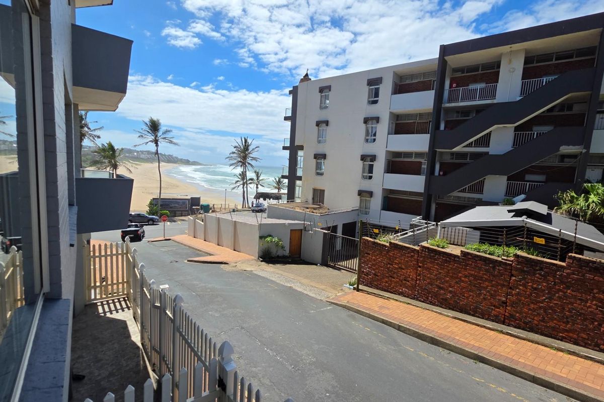 Lovely 2 bedroom 1,5 bathroom Apartment on the beautiful Golden Mile - Photo 4