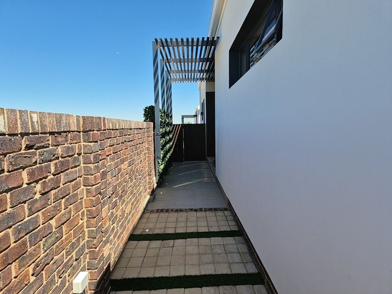 Modern Eco-Smart 3-Bedroom Home for Sale in Helderzicht Eco Estate, Potchefstroom, North West - Photo 8