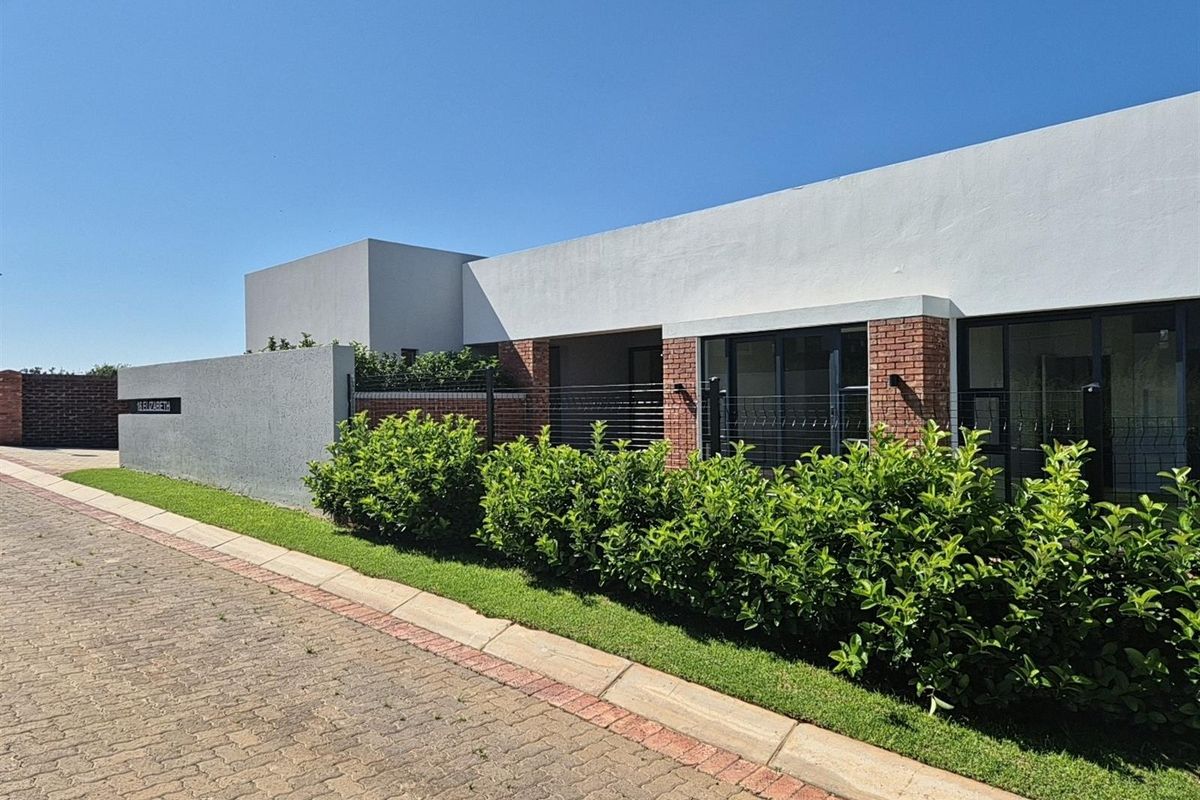 Modern 3-Bedroom Eco-Home with Pool and Solar Power in Helderzicht Eco Estate,  Potchefstroom - Photo 3