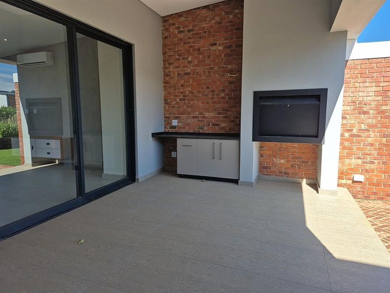 Modern 3-Bedroom Eco-Home with Pool and Solar Power in Helderzicht Eco Estate,  Potchefstroom - Photo 4