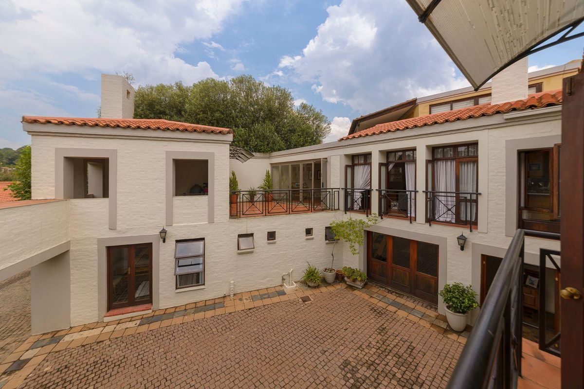 House For Sale in Waterkloof, Pretoria - Photo 2