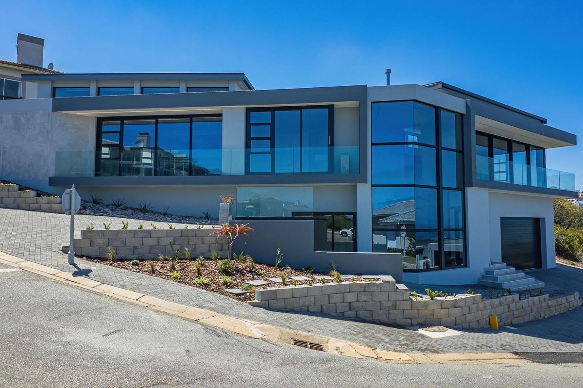 Coastal Contemporary 3-Bed Family Home with Sea Views! - Photo 5