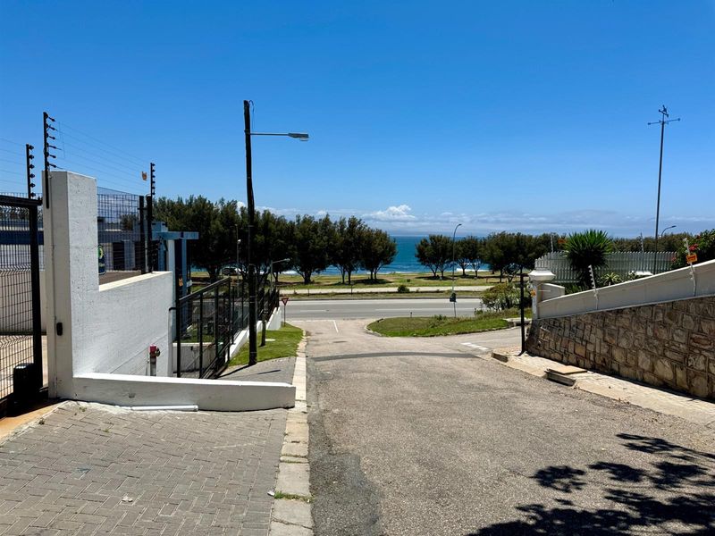 Modern Ground Floor Apartment Within Walking Distance to the Beach - Photo 2