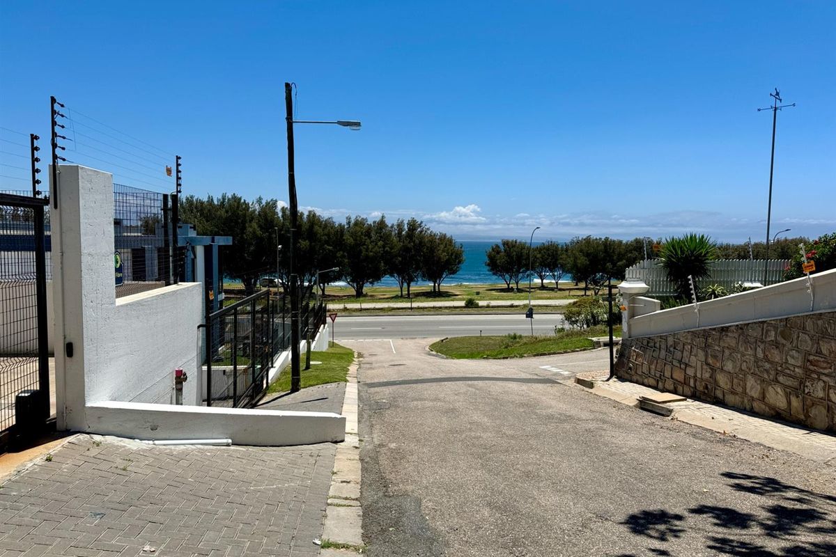 Modern Ground Floor Apartment Within Walking Distance to the Beach - Photo 2