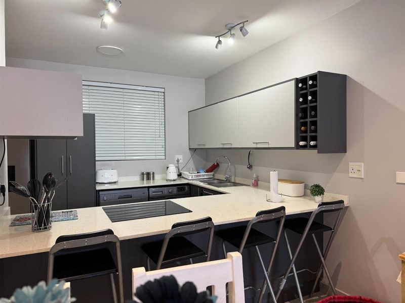 Modern Ground Floor Apartment Within Walking Distance to the Beach - Photo 10