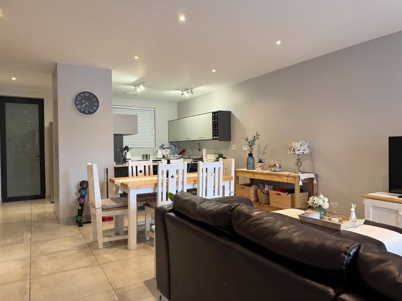 Modern Ground Floor Apartment Within Walking Distance to the Beach - Photo 5